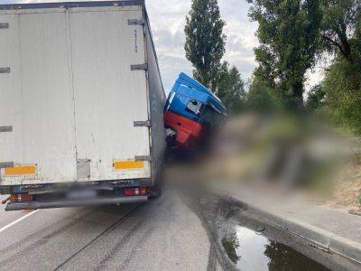 Новое ЧП на блокпосту с участием грузовика: водитель натворил беды на Киевщине, кадры последствий