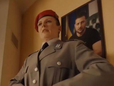 В сети появился ролик "Хайль, Зеленский", высмеивающий помощь Германии Украине. Его мог снять канал Russia Today с российскими актерами