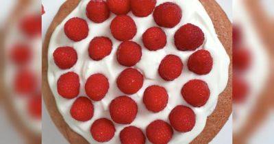 Воздушная и нежная шарлотка с ягодами малины от блогерки-красавицы Алины: нужно всего лишь 3 яйца, 100 гр муки и немного сахара (видео)