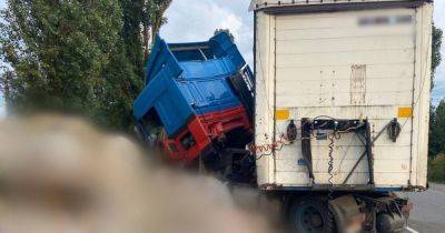 На Киевщине в результате аварии фура врезалась в блокпост (фото)