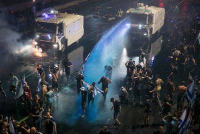 «Вечер сопротивления» в разгаре: демонстранты маршируют к Каплан