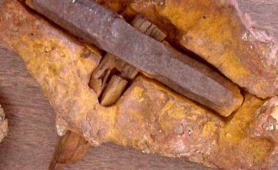 Ученые раскрыли тайну современно молота в древней скале