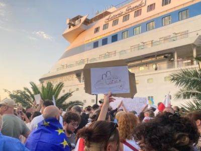 В Батуми прибыл круизный лайнер с российскими туристами: грузины вышли на акцию протеста
