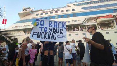 В Грузии начались протесты из-за прибытия лайнера с российскими туристами