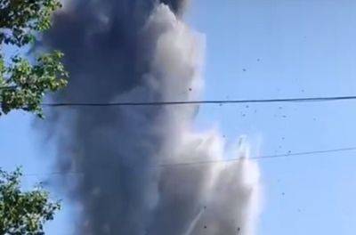 Столб от взрыва поднялся выше деревьев и крыш: россияне сбросили полутонную авиабомбу