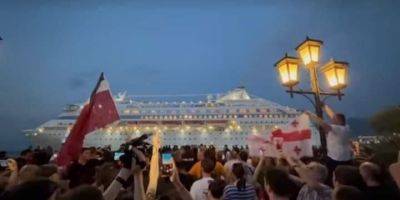 «Российский корабль, иди…». Грузины вышли на протесты и прогнали лайнер с россиянами из порта Батуми — фото, видео