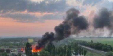 В оккупированном Шахтерске горит нефтебаза. Россияне говорят о «ракетном ударе» — видео