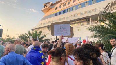В Батуми прошли акции протеста против захода круизного лайнера с российскими туристами