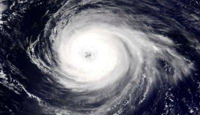 На Китай надвигается тайфун "Доксури": из-за стихии закрывают фабрики и торговые центры