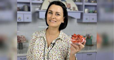 Элизабет Глинская - Невероятно воздушный десерт: нежнейшее клубничное суфле от Лизы Глинской (видео) - fakty.ua - Украина
