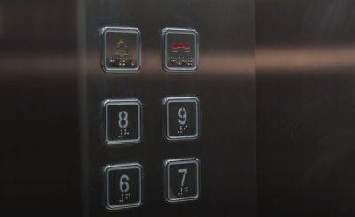 Лифт, в котором скончалась женщина, не был введен в эксплуатацию – Комитет промышленной безопасности