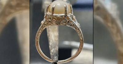 Пара нашла редкую жемчужину во время обеда и превратила ее в обручальное кольцо (фото)