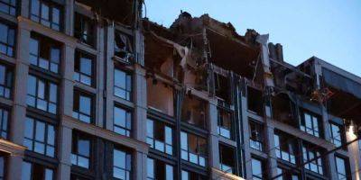 Последствия удара по Днепру. Появились фото и видео разрушенных жилой многоэтажки и здания СБУ