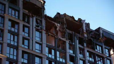 Попадание в многоэтажку и здание СБУ в Днепре: видео момента прилета