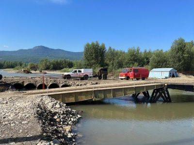На Закарпатье возобновили движение машин через реку Тересва, где упал мост