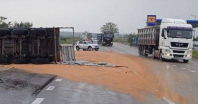 Многотонный зерновоз попал в аварию в Одесской области: кадры последствий
