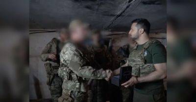 Пообщался с воинами и заслушал доклад командира: Зеленский посетил позиции военных под Бахмутом