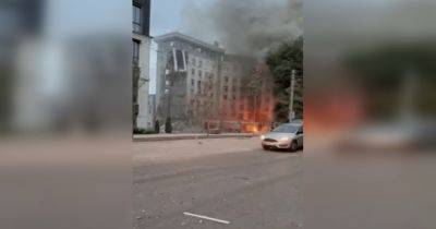 Ракетный обстрел Днепра: РФ ударила по многоэтажке и зданию СБУ, есть пострадавшие (видео)