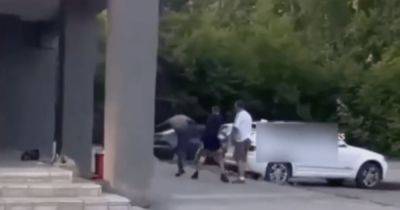 За ЧВК "Вагнер": темнокожий мужчина нокаутировал двух россиян ногами посреди улицы (видео)