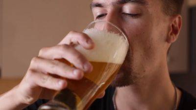 Вас придется откачивать прохожим: почему опасно пить пиво в жару