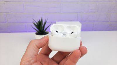 Apple работает над новыми AirPods Pro с функциями проверки слуха и измерения температуры — Bloomberg