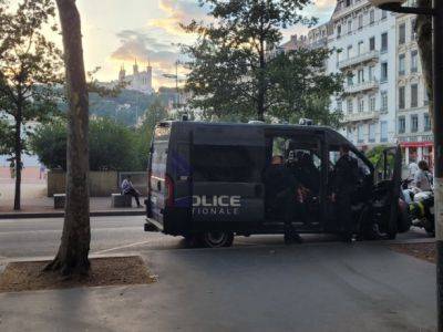Во Франции за шестую ночь протестов задержали 157 человек