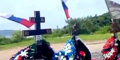 Дегероизация. Россияне начали массово срезать флаги с могил вагнеровцев — видео