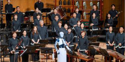 Андроид вместо человека. Робот дирижировал оркестром в Южной Корее