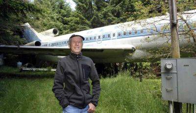 Мужчина живет в самолете посреди леса: как ему это удалось и сколько стоило