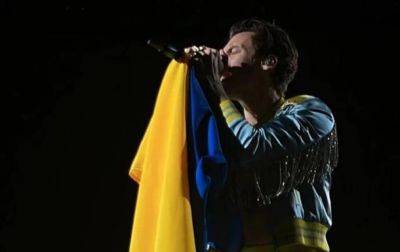 Гарри Стайлз на концерте в Варшаве развернул флаг Украины