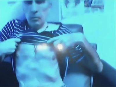 "Возможно, физически я слаб, но я очень силен внутри". Во время заседания суда Саакашвили поднял футболку и показал, как сильно похудел в неволе. Фото, видео