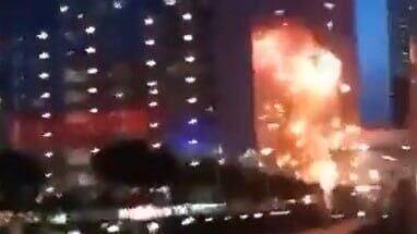 Видео: в Москве беспилотник попал в высотку и взорвался
