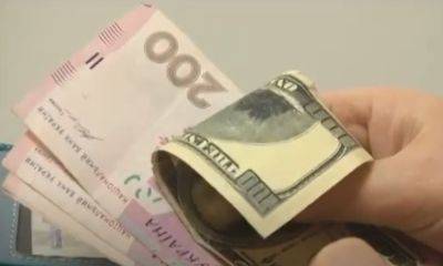 Доллар карабкается все выше: банки и обменники опубликовали новый курс валют на 30 июля