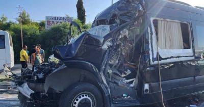 В Турции микроавтобус с туристами попал в ДТП: погибла украинка