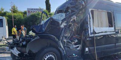 В Турции произошло смертельное ДТП с участием грузовика и микроавтобуса: среди погибших — украинка