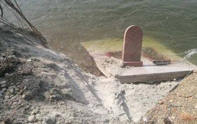 В РФ дожди размыли кладбище: гробы снесло в реку