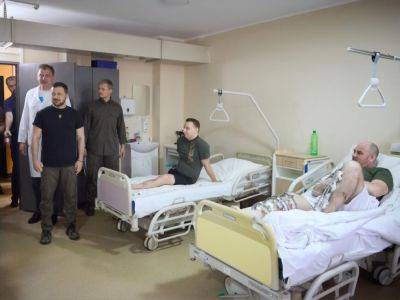 Зеленский в Ивано-Франковске посетил реабилитационный центр и наградил украинских защитников