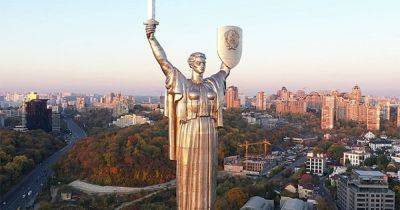 В Киеве начали демонтаж советского герба с "Батькивщины-матери"