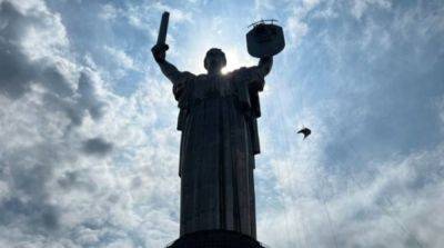 В Киеве начали демонтаж советского герба на монументе «Родина-мать»