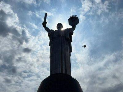 С монумента "Родина-мать" в Киеве начали снимать советский герб. Фото, видео