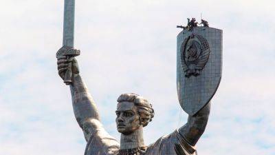 На монументе "Родина-мать" в Киеве начали демонтировать советский герб
