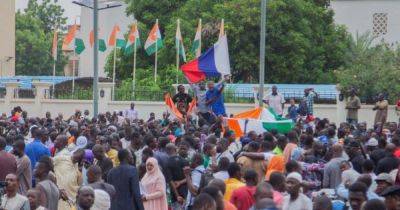 Переворот в Нигере: митингующие вышли на улицы с флагами РФ и плакатами в поддержку Путина (видео)