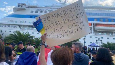В Батуми вновь протестуют против захода лайнера с туристами из России