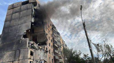 Кривой Рог: российская ракета попала в 9-этажку, есть погибший, под завалами ищут людей