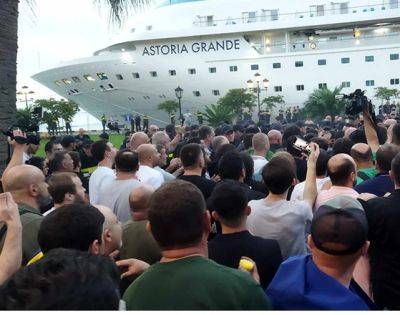 "Нет российскому военному кораблю!": на митинге возле порта в Батуми полиция задержала 10 человек, среди них - украинка