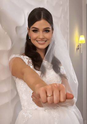 Дарья Шманай в свадебном платье снялась в клипе провластного исполнителя