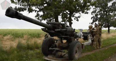 Артиллеристы 5-й ОШБр показали работу американской гаубицы M119A3 под Бахмутом (видео)