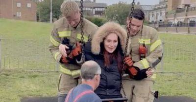 Смеялись все: молодую маму, застрявшую в детской качели, спасли пожарные (фото)