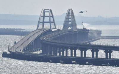 "Не заплывать за буйки": в сети высмеяли "оборону" Крымского моста, которую возводят оккупанты