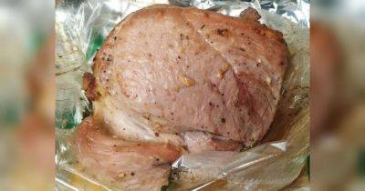 Мясиcтый бок и ароматные травы: как приготовить свинину в рукаве (видео)